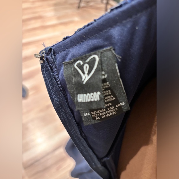 Lovely Windsor formal dress in size 7– worn only once! - Picture 10 of 11